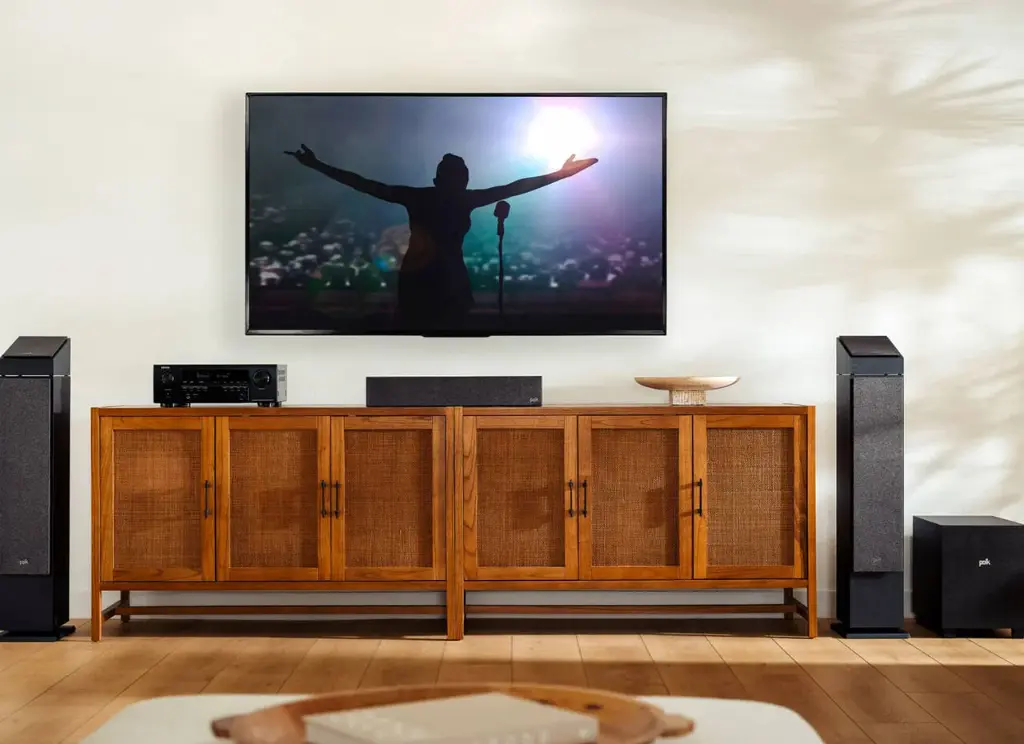 Monitor-XT10_5050_prod-insitu-familyroom.webp